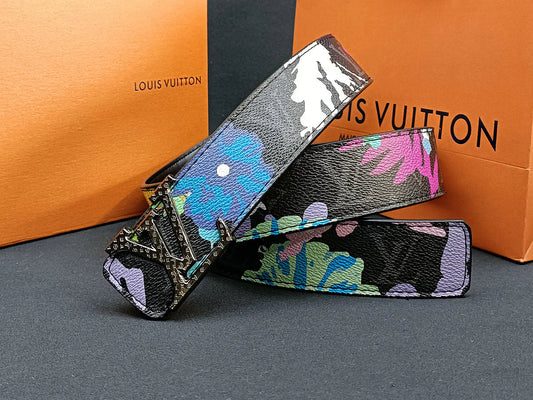 2025 3 Colors  four-leaf clover graffiti carved belt