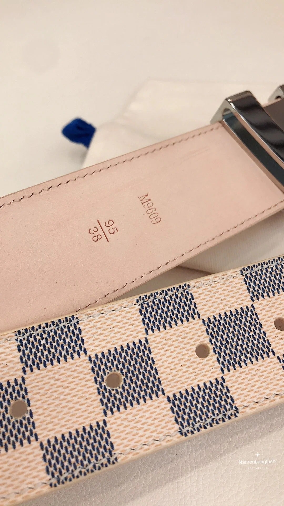 2025  Classic Silver Buckle White Plaid Men's Belt